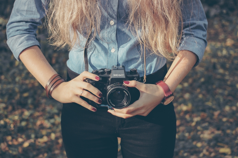 photographe-BAIROLS-min_hand-person-girl-woman-camera-photography-614-pxhere.com